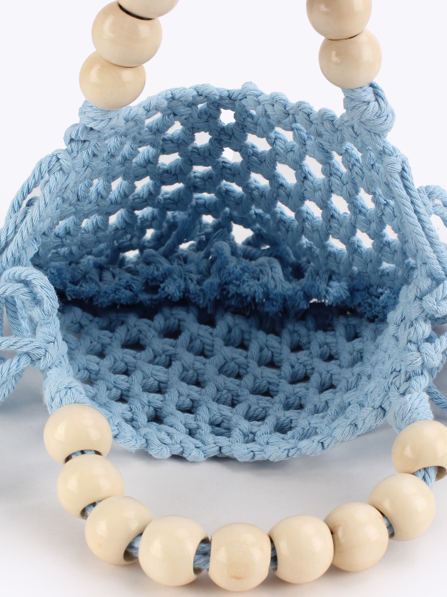 Azur — Mini sac filet macramé bleu, anse perles bois