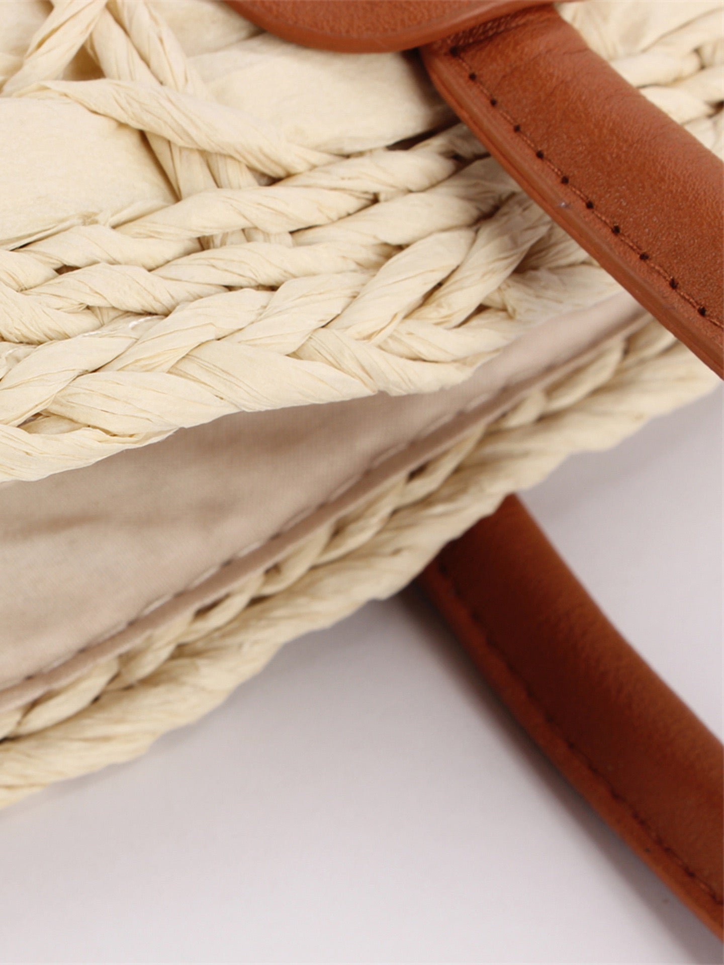Brise — Panier en paille tressée ajourée, anses cuir camel