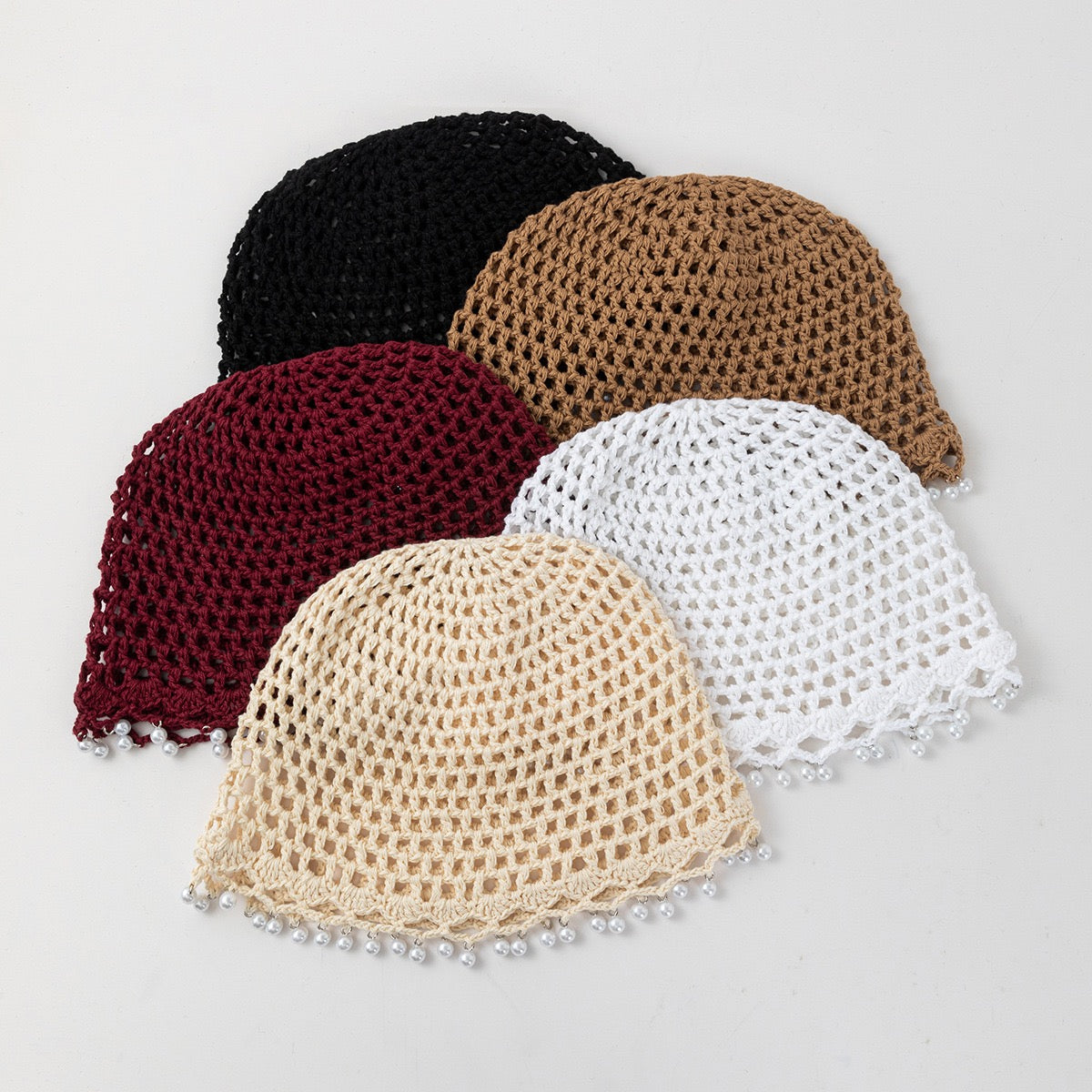 Nomade — Calotte au crochet à perles blanches