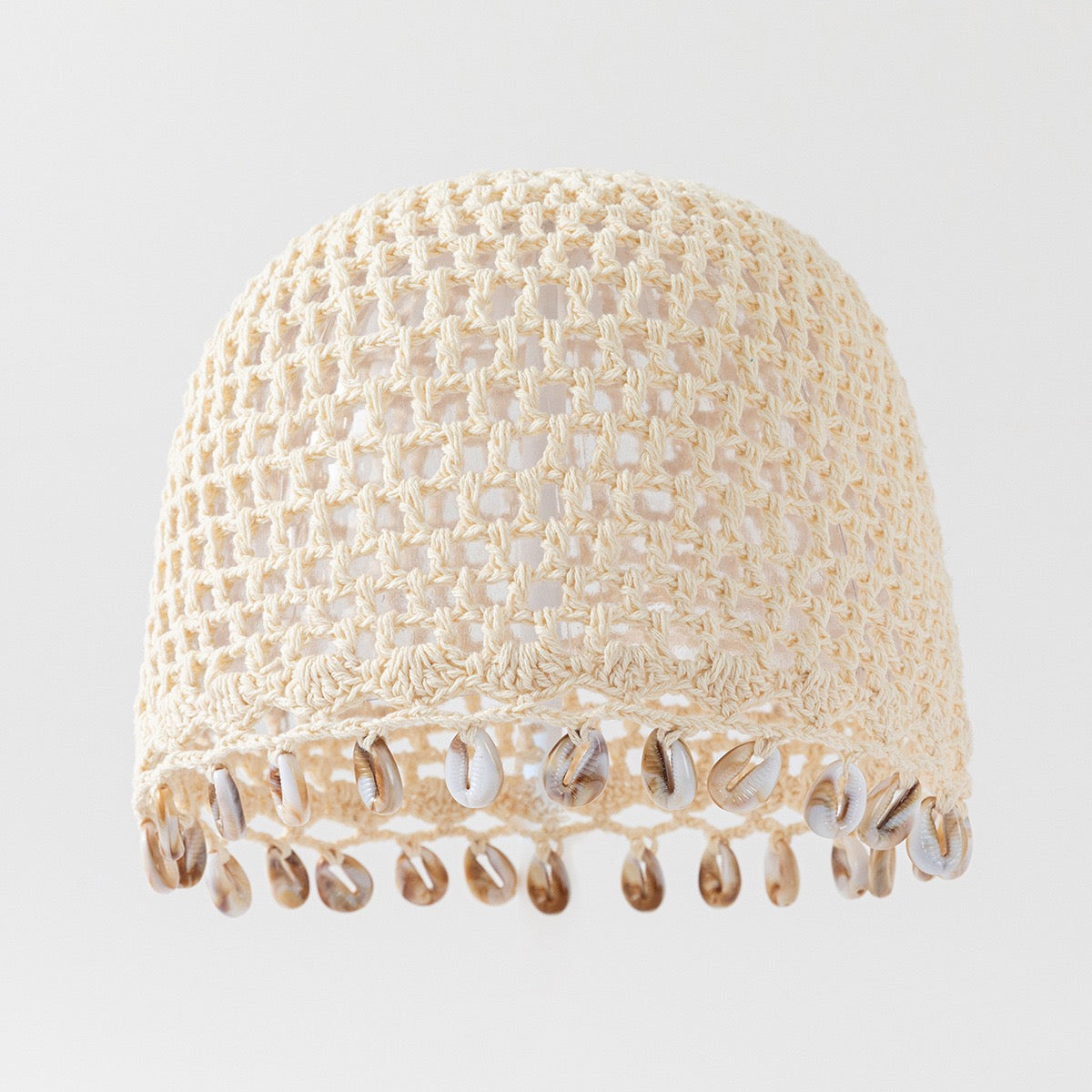 Oasis — Calotte au crochet à coquillages cauris