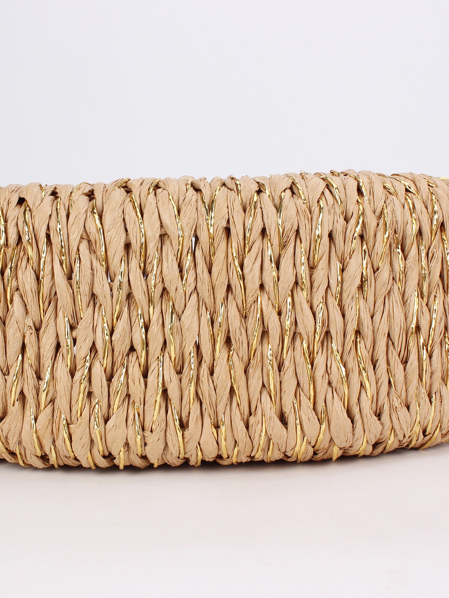 Pétale — Sac demi-lune en raphia doré, anses bois losange