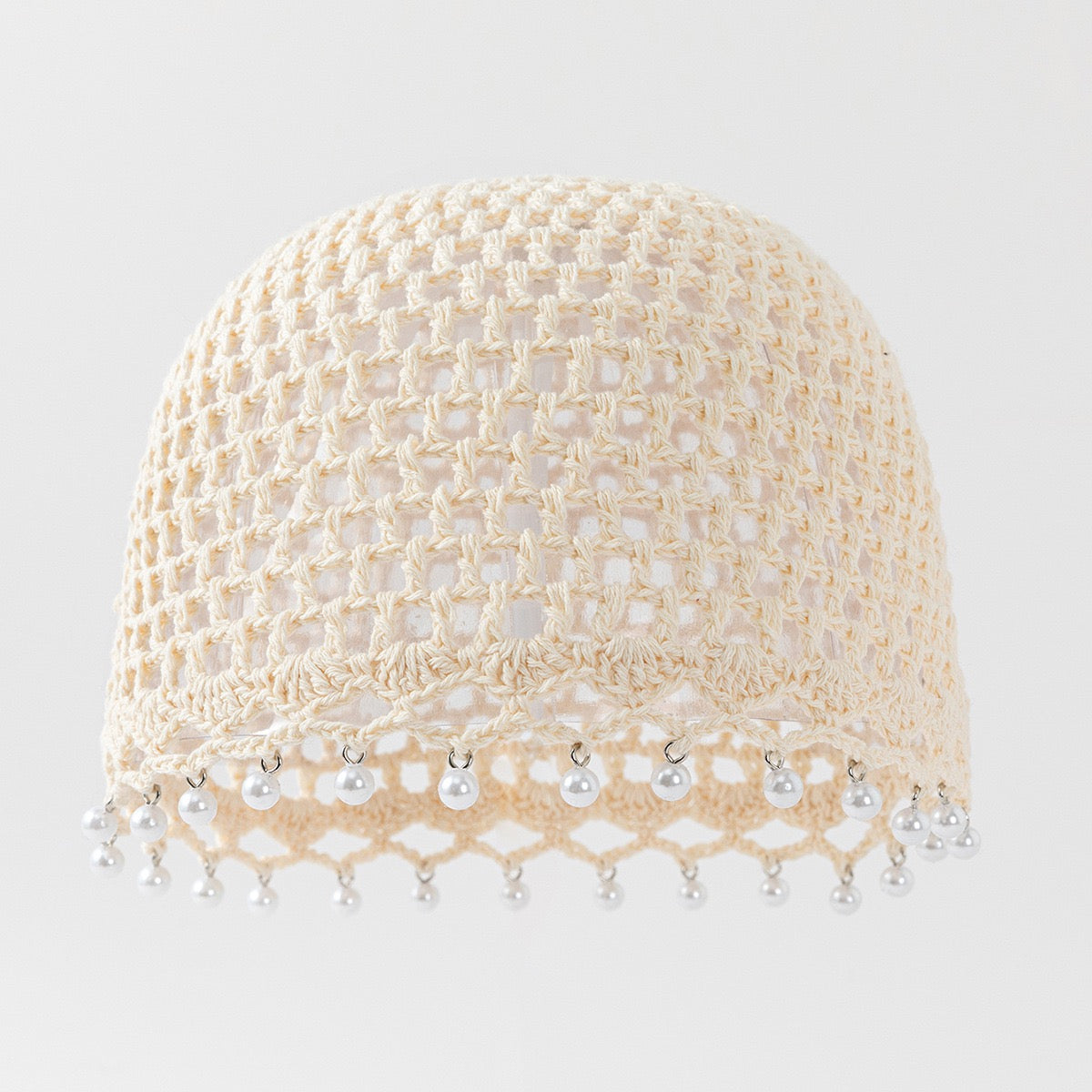 Nomade — Calotte au crochet à perles blanches