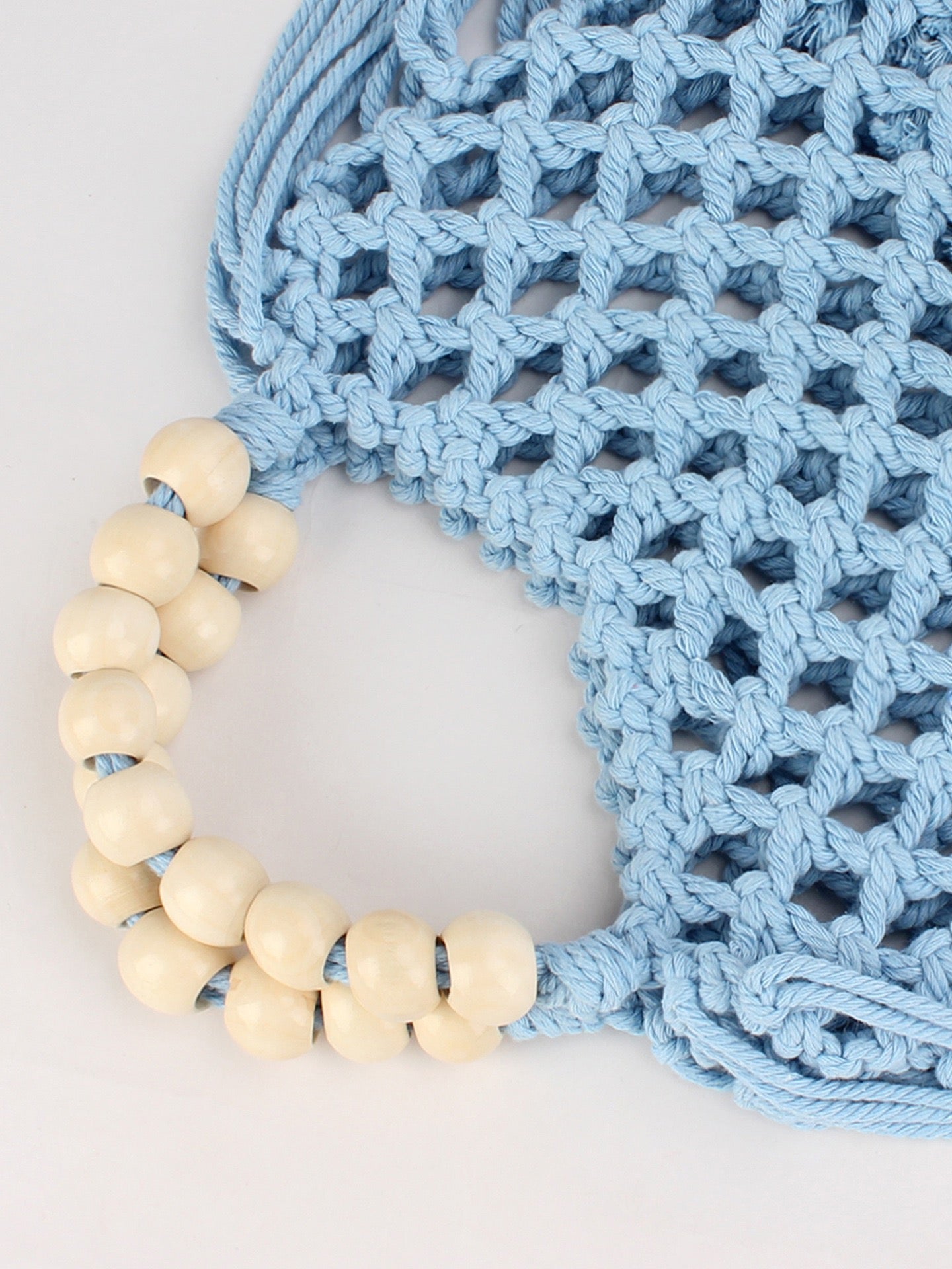 Azur — Mini sac filet macramé bleu, anse perles bois